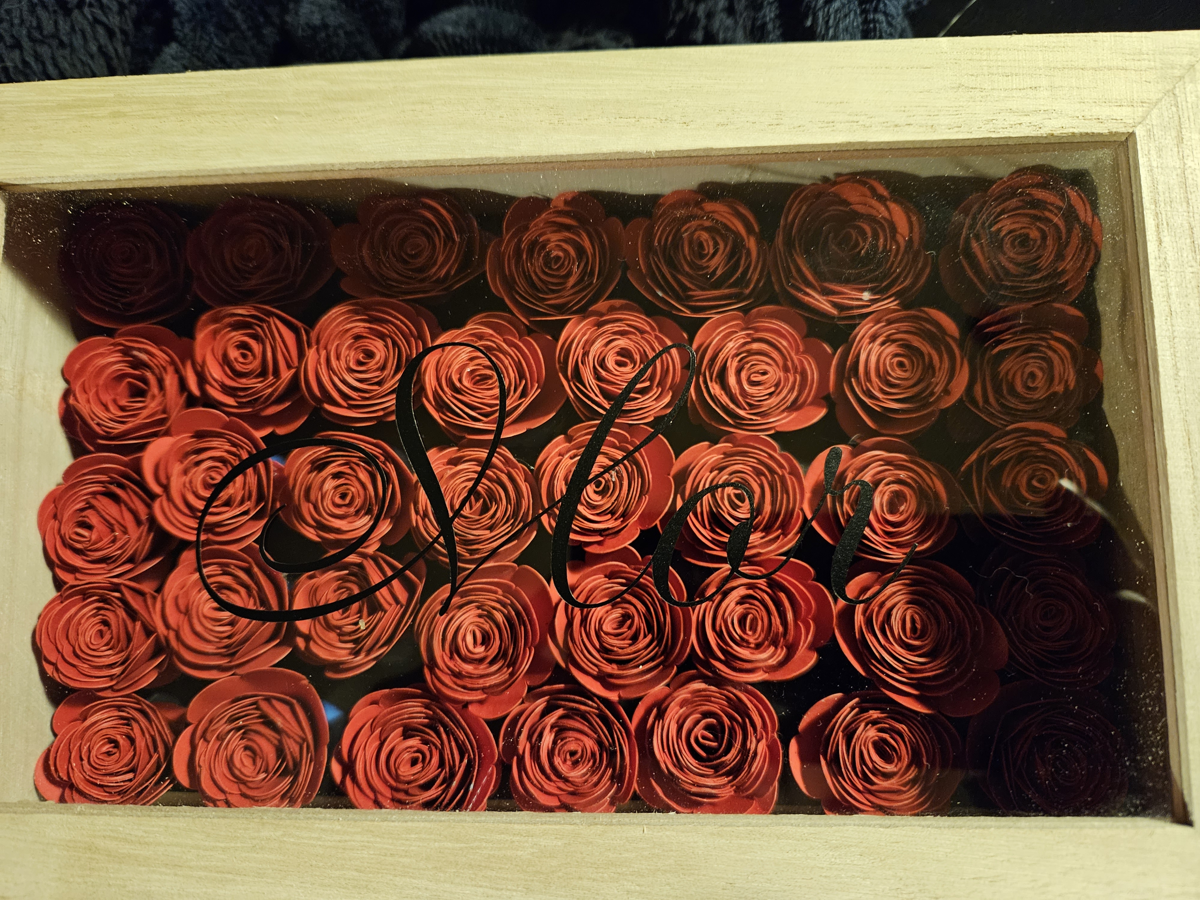 Trææske med 39 Håndlavede roser 